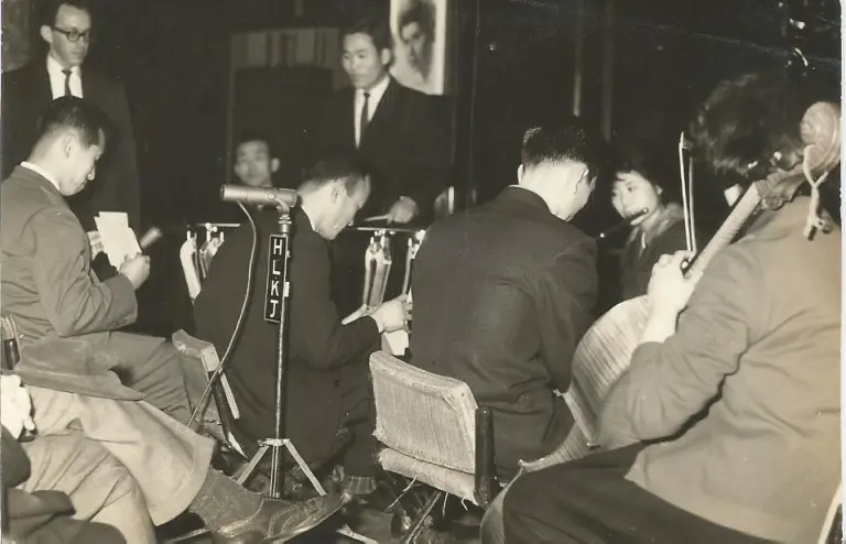 Músicos da Orquestra Sinfônica de Seul executando a peça Instrução 61 de Luiz Carlos Vinholes