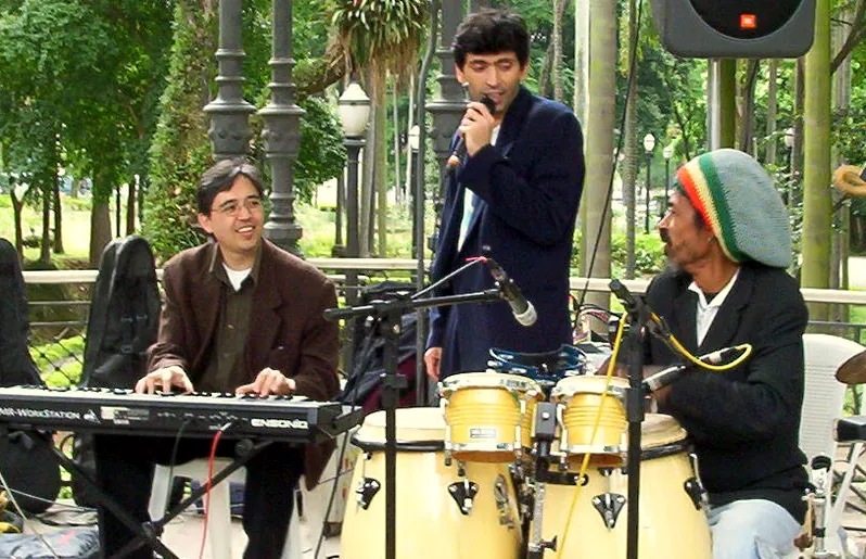 Artistas independentes Kenio Fuke, Carlos E. Younes e Ubaldo Aru reunidos no grande Coreto do Parque da Luz