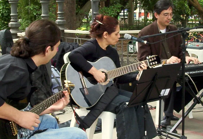 Apresentações musicais independentes no coreto central do Parque da Luz com Leandre Gomes, Myrian Portes e Kenio Fuke