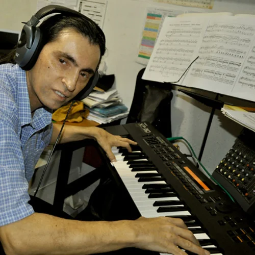 Sunshine Way de Carlos E. Younes - no studio com um Roland XP-30