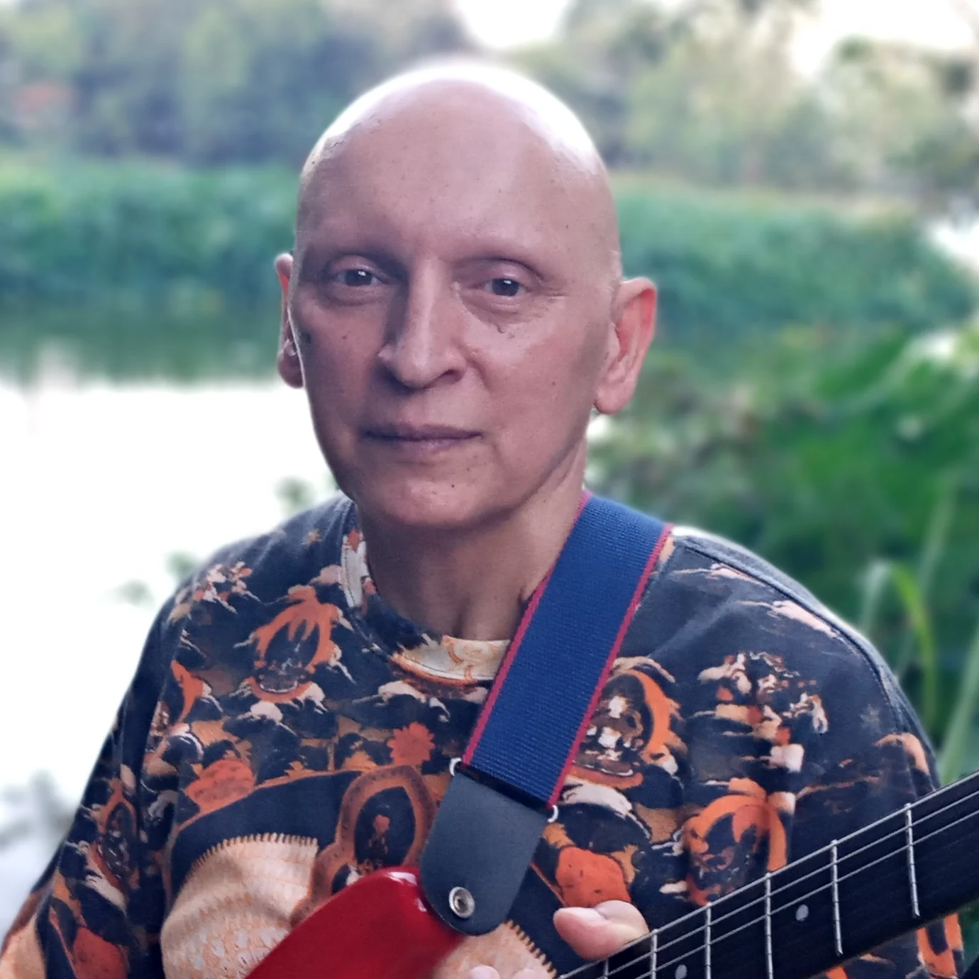 Foto: Retrato profissional de Carlos E. Younes em iluminação natural no Parque da Aclimação, São Paulo.